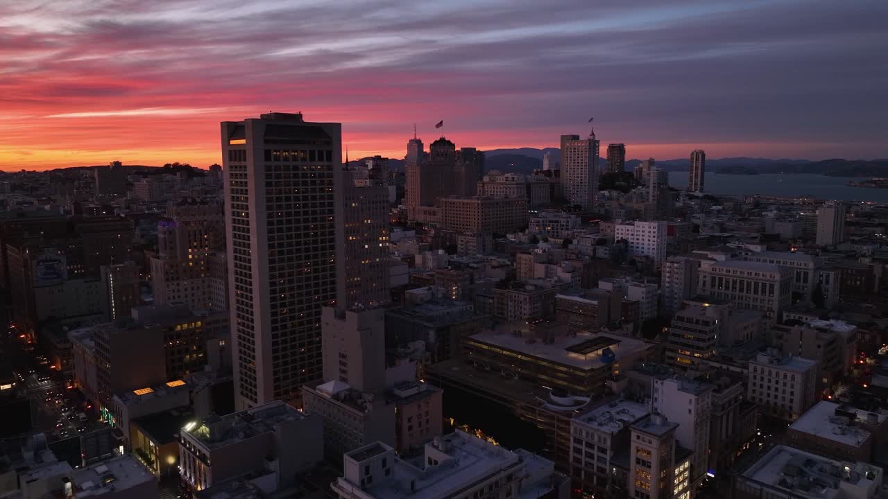 estableciendo una toma del centro de la ciudad de san francisco al anochecer, con nubes rosas y naranjas y vistas a la bahía