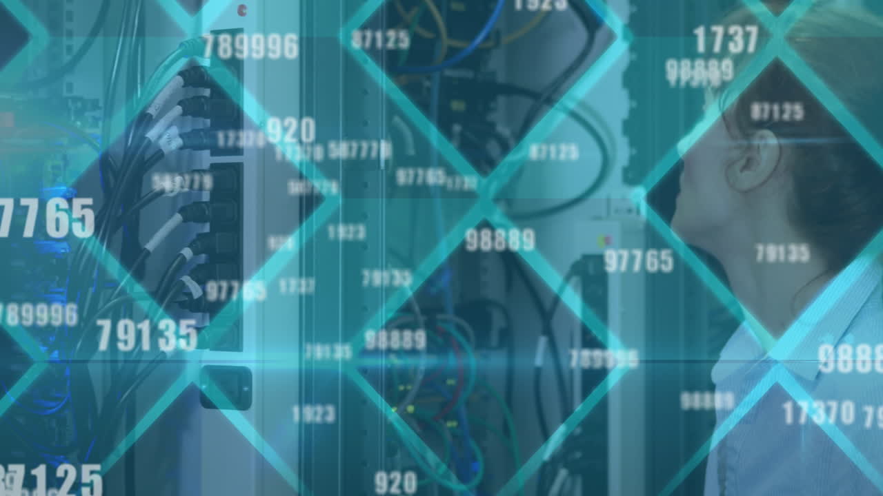 animación de números cambiantes flotantes sobre mujer caucásica trabajando en la sala de servidores