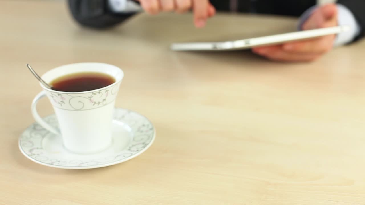 사업가 차 시간과 태블릿을 사용하는