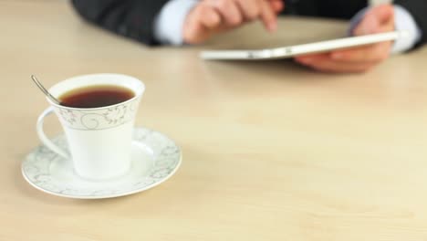 Geschäftsmann-Teezeit-Und-Tablet