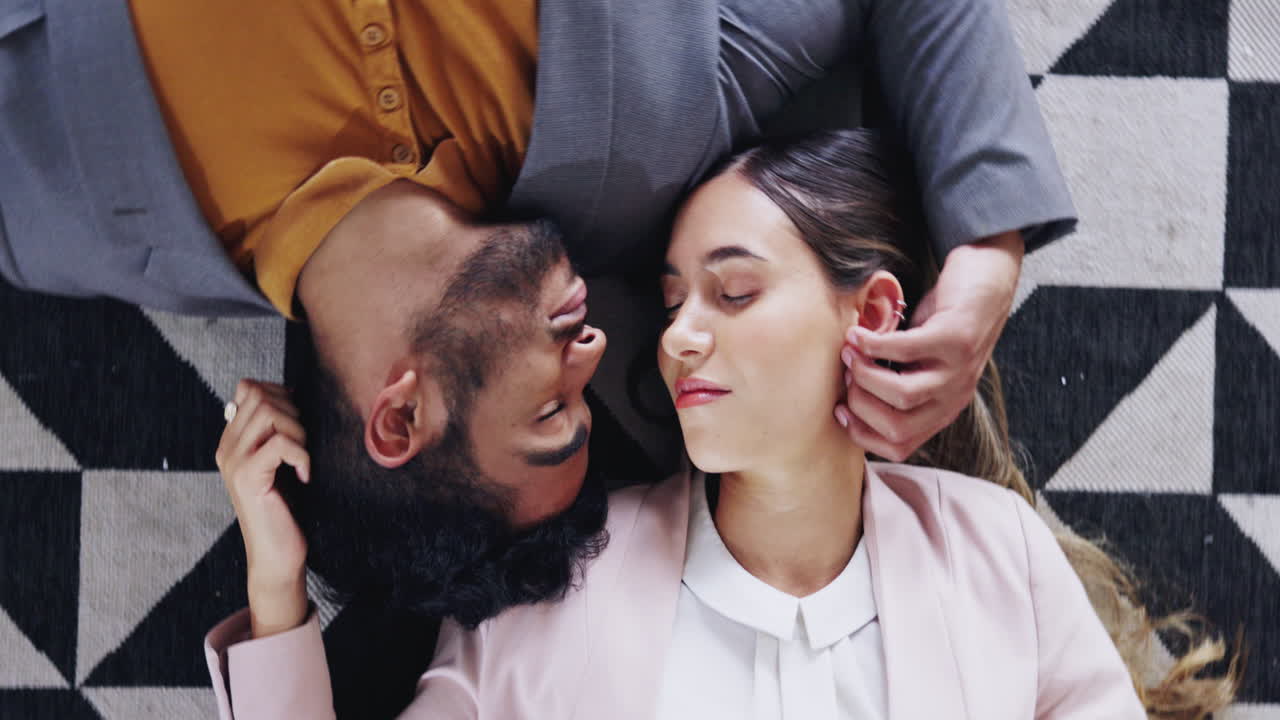 amor, intimidad y pareja relajándose en el suelo