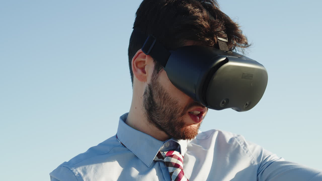 un primer plano de un hombre con gafas vr