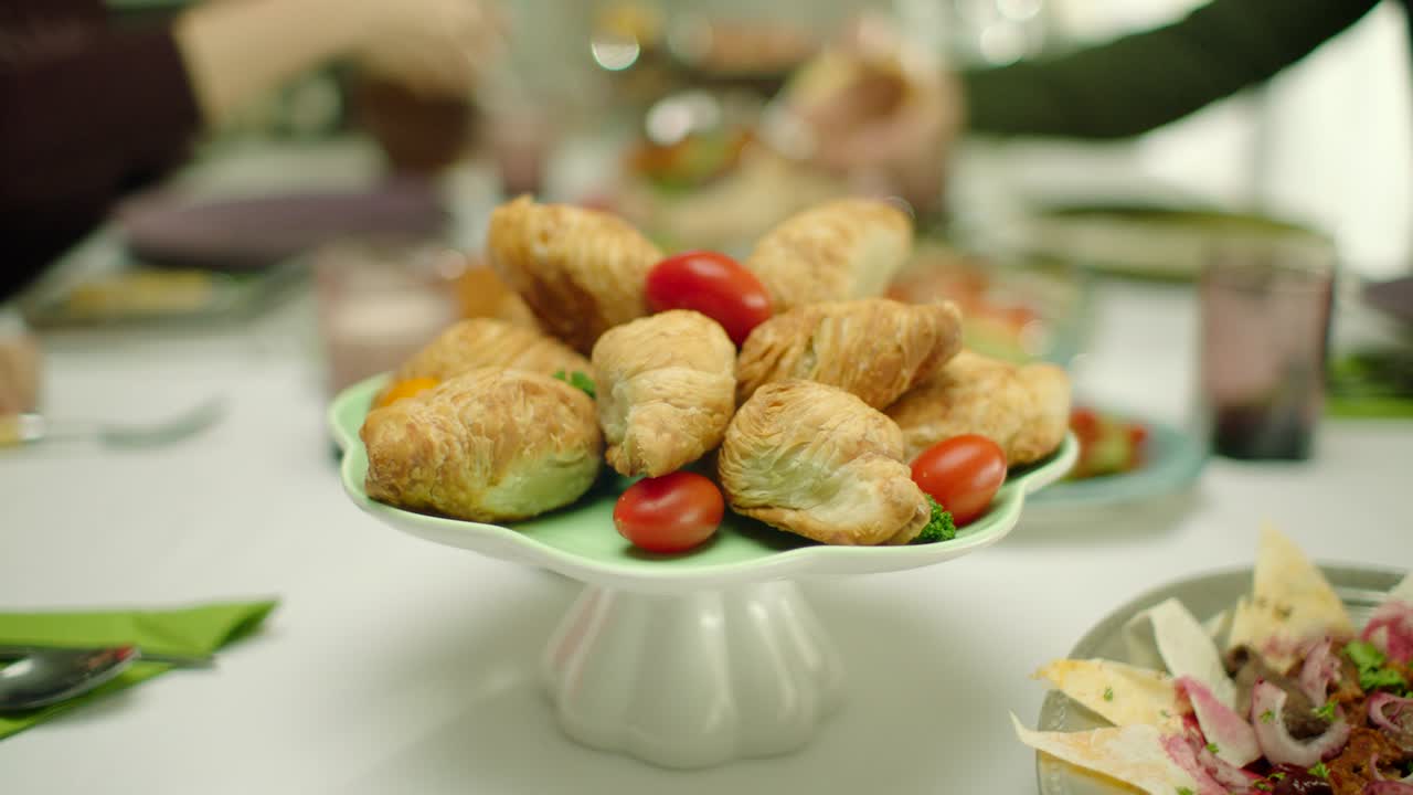 primer plano, delicioso pastel casero en la mesa de la cena, las personas que comen en el fondo