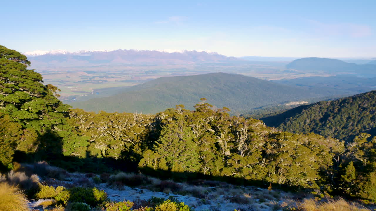 햇빛, 뉴질랜드 피오르드랜드 국립공원의 목가적인 산 풍경의 파노라마 샷