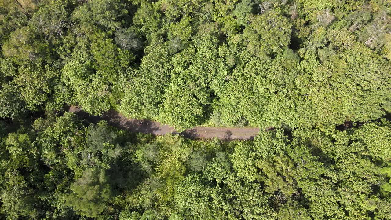 ciclismo de montaña en un ángulo de 90 grados 4k