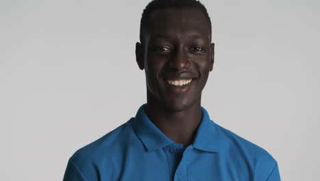 hombre afroamericano feliz con fondo gris.