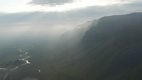 Atemberaubende-Surreale-Luftaufnahme-Des-Nebligen-Hochlandes-In-Island.-Erstaunlich-In-Der-Natur.-Nebel,-Der-Die-Landschaft-Im-Südlichen-Nordischen-Isländischen-Grönland-Bedeckt
