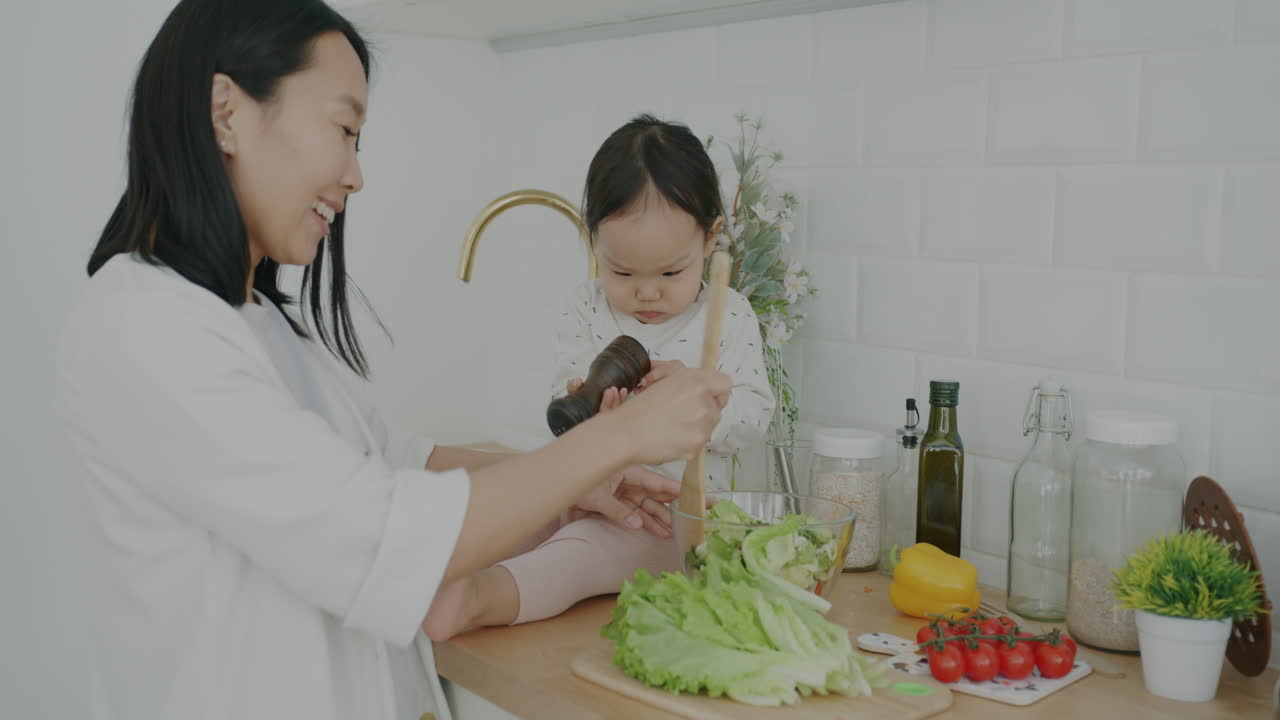 엄마 와 딸 이 함께 요리 하고 있다