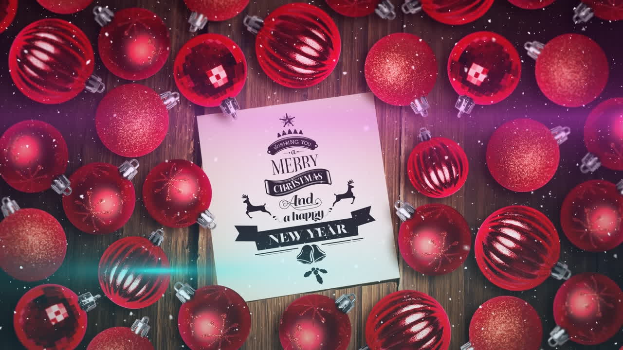 animación de nieve y feliz tarjeta de navidad sobre bolas rojas en superficie de madera