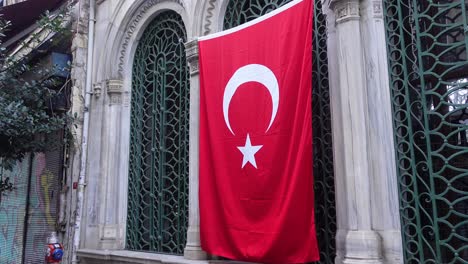 bandera turca colgada en un edificio en estambul