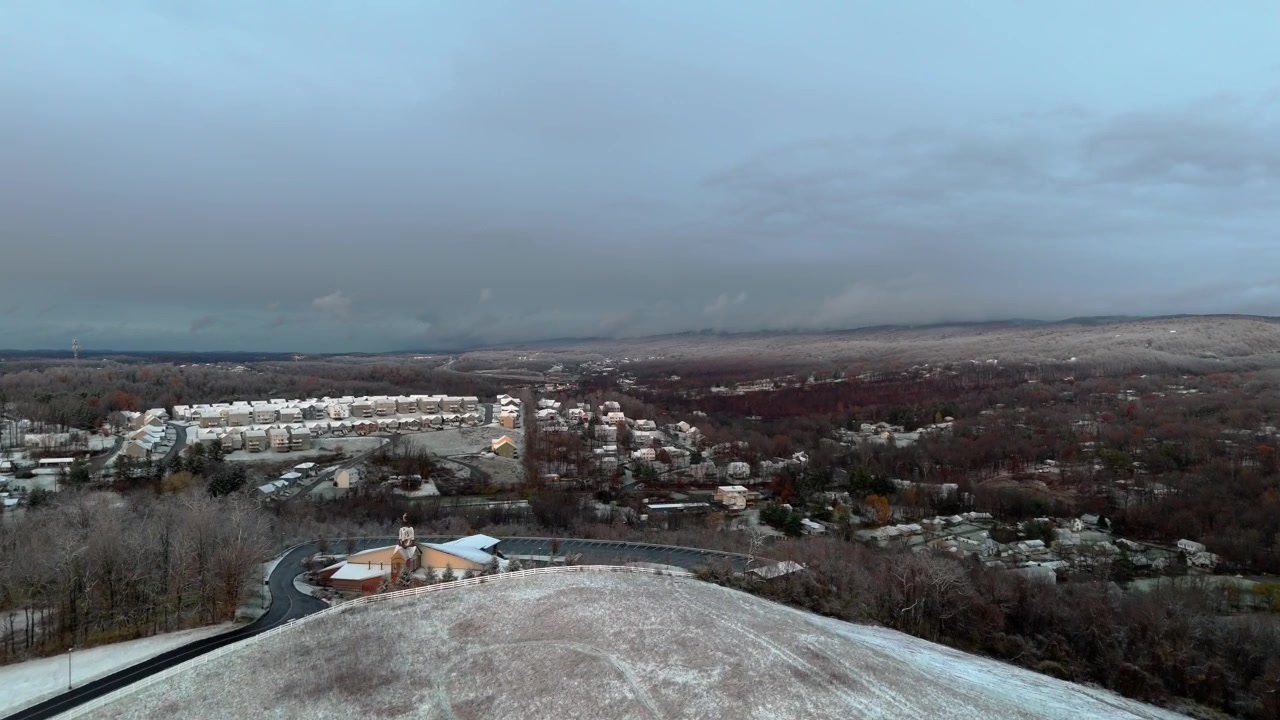 Luftfoto der stiger op og afslører Morgantown, West Virginia, med snedækkede gader og en rolig atmosfære.
