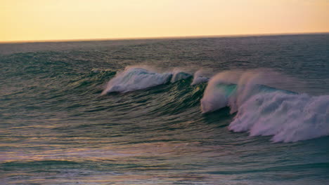 Agua-Tormentosa-Del-Océano-Rodando-En-Cámara-Súper-Lenta.-Olas-Espumosas-Rompiendo-La-Superficie