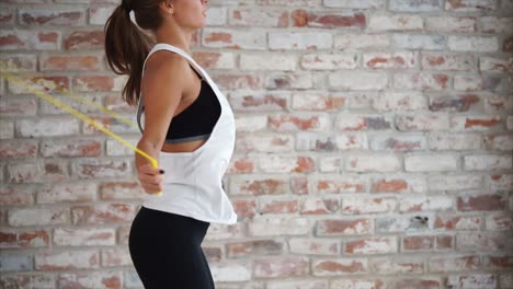 mujer saltando la cuerda