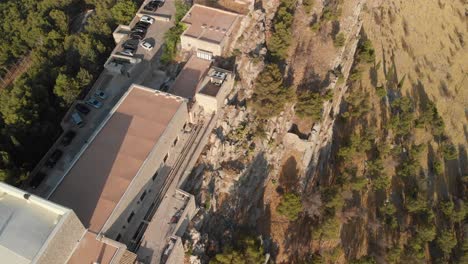 Castillo-De-Jaen,-Spanien-Jaens-Burg-Fliegende-Und-Bodenaufnahmen-Von-Dieser-Mittelalterlichen-Burg-Am-Nachmittag-Im-Sommer,-Es-Zeigt-Auch-Die-Stadt-Jaen,-Die-Mit-Einer-Drohne-Und-Einer-Action-kamera-Mit-4k-24fps-Unter-Verwendung-Von-Nd-filtern-Aufgenommen-Wurde-40