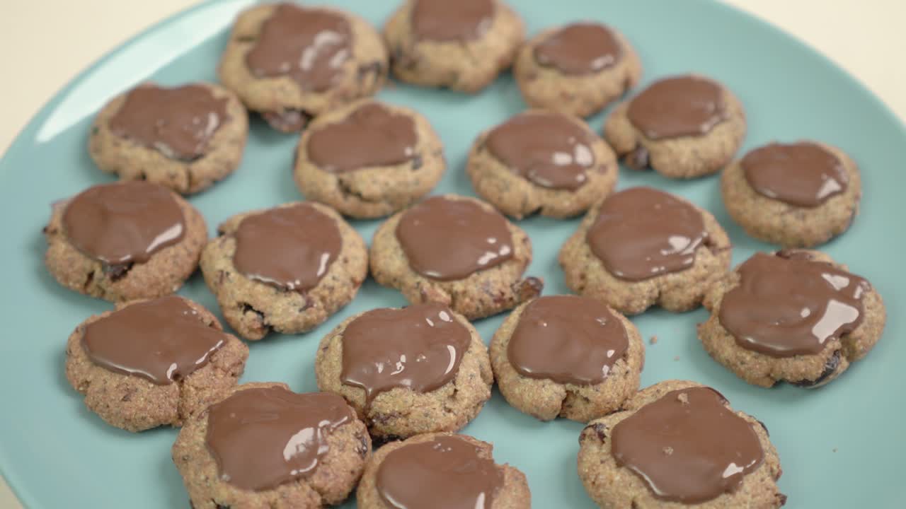 шоколадное печенье с клюквой из цельнозерновой муки и семян мака - крупным планом