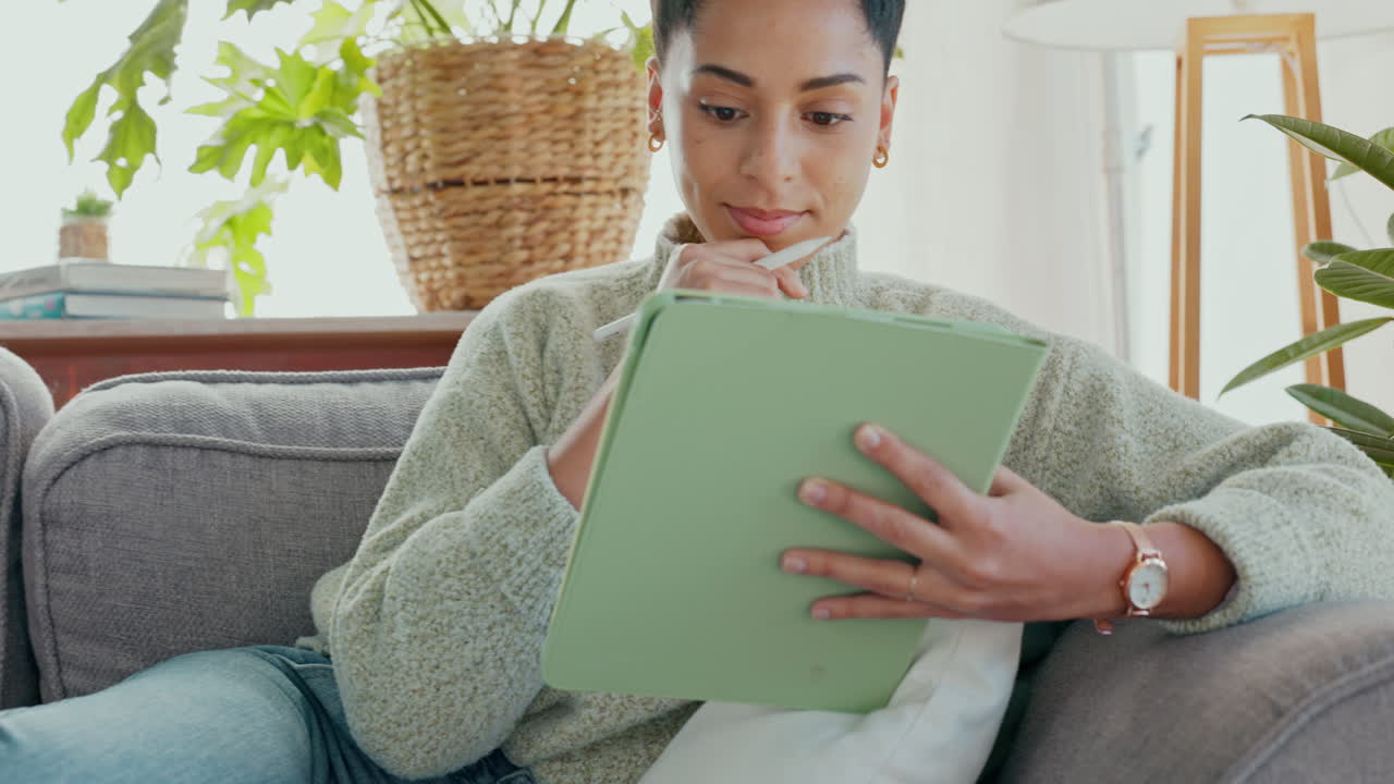 mujer, tableta y diseñador gráfico pensante