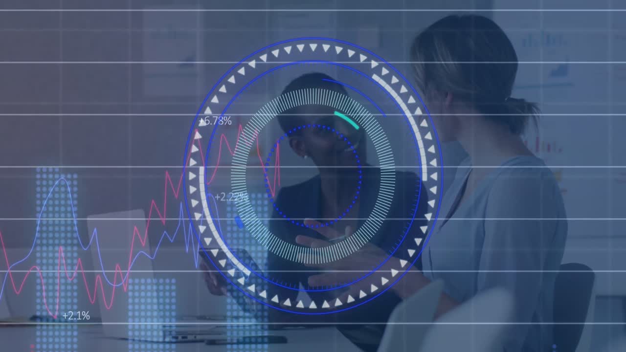 animación de escáner redondo y procesamiento de datos sobre dos mujeres diversas discutiendo en la oficina.