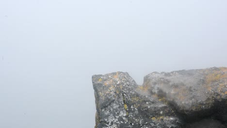 Borde-Del-Acantilado-Rocoso-Con-Vistas-A-La-Nube-De-Niebla