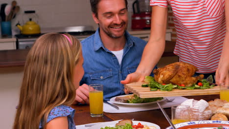 Hübsche-Frau-Bringt-Das-Abendessen-An-Den-Küchentisch