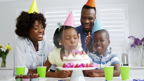 Familie-Feiert-Geburtstag