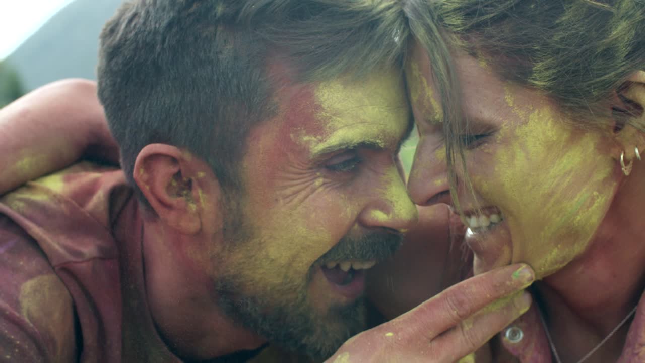 los turistas celebran el tradicional festival hindú de colores de las vacaciones