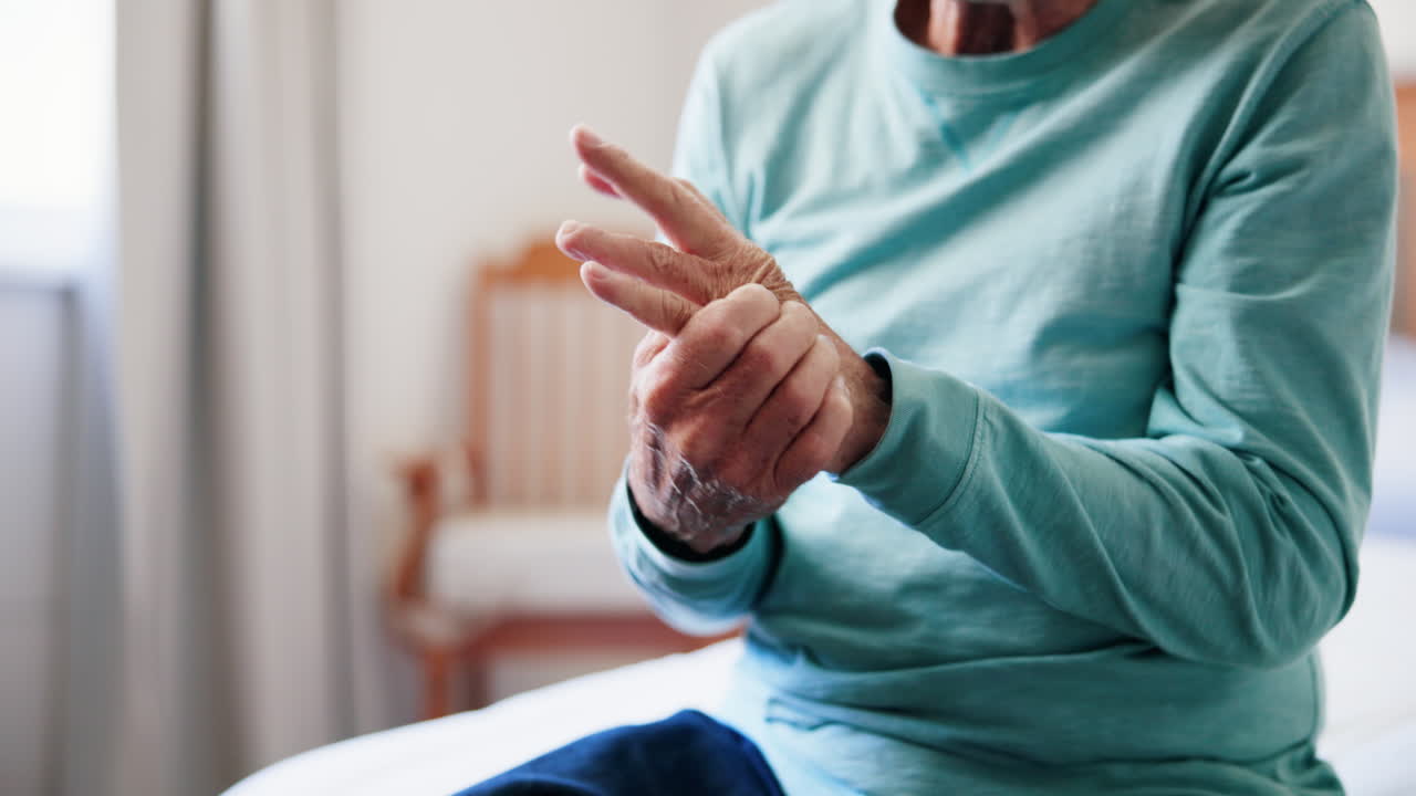 Oudere persoon ervaart handpijn als gevolg van artritis