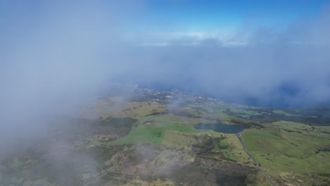 paisaje verde y volcánico de la isla de pico en las azores