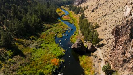 Flussmittelrahmen-Im-Smith-Rock-State-Park,-Drohnenrückzug,-Oregon