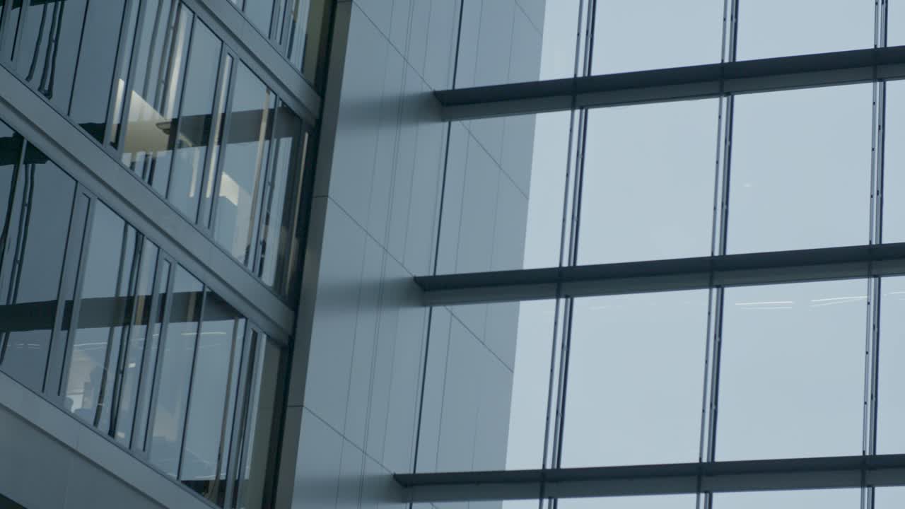 edificio de oficinas de vidrio moderno con ventanas reflectantes y líneas limpias