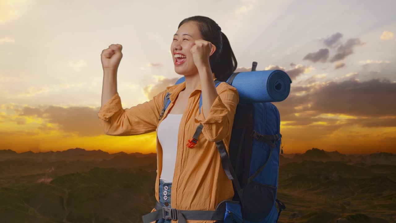 mujer feliz viajera al atardecer