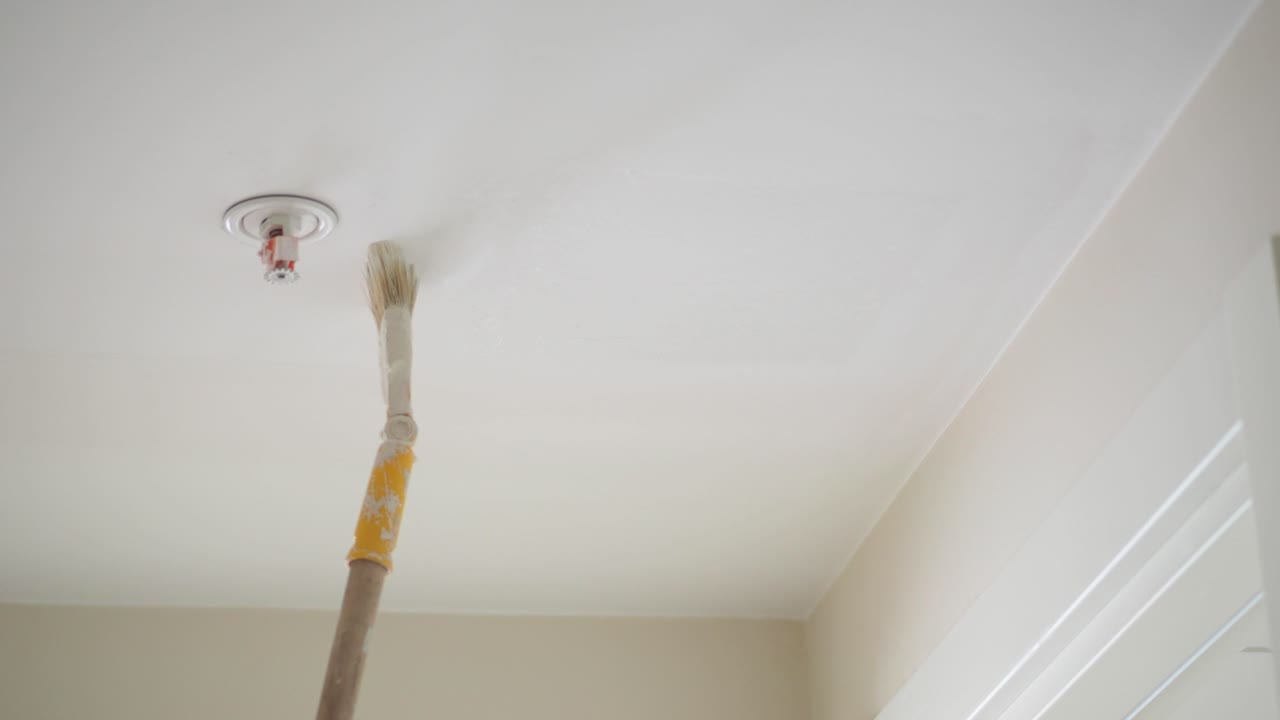 Dipingere un soffitto con un irrigatore antincendio