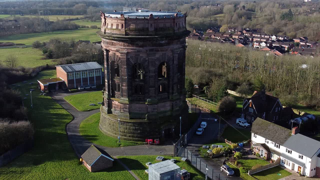 vista aérea confianza nacional norton torre de agua punto de referencia runcorn inglaterra urbano campo escena órbita derecho