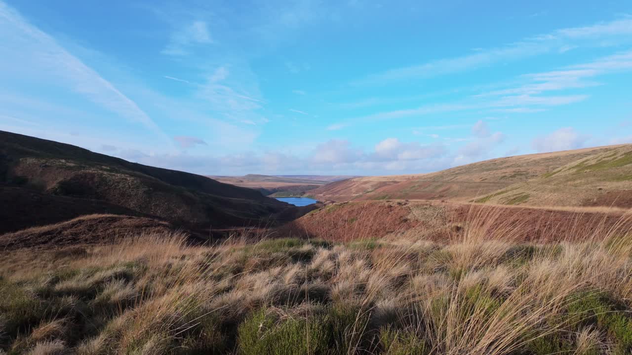 imágenes de video del desolado y salvaje paisaje de los páramos de yorkshire