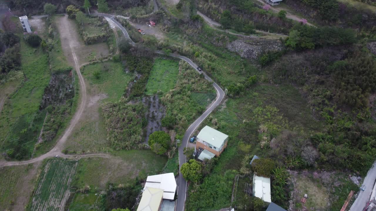 paisaje rural con carreteras sinuosas y casas durante el día, vista aérea