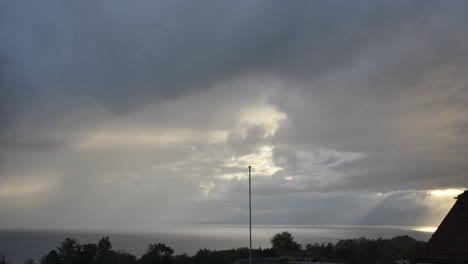 lapso de tiempo: las nubes se mueven y dejan que la luz del sol las atraviese, vaud, suiza