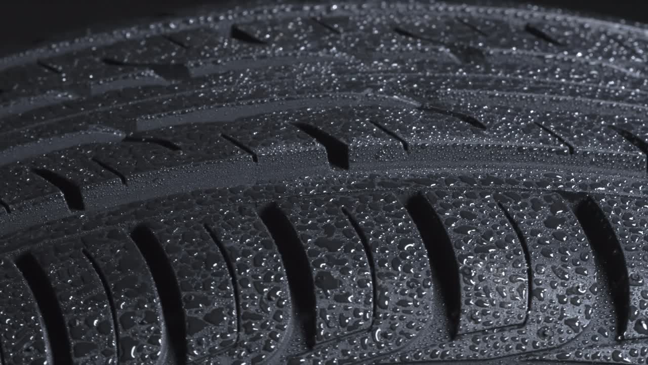 車のタイヤに輝く水滴