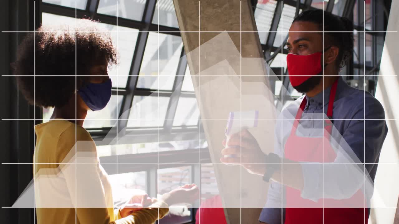 기술을 사용하여 일하는 얼굴 마스크를 입은 다양한 커플에 대한 디지털 인터페이스와 그래프의 애니메이션