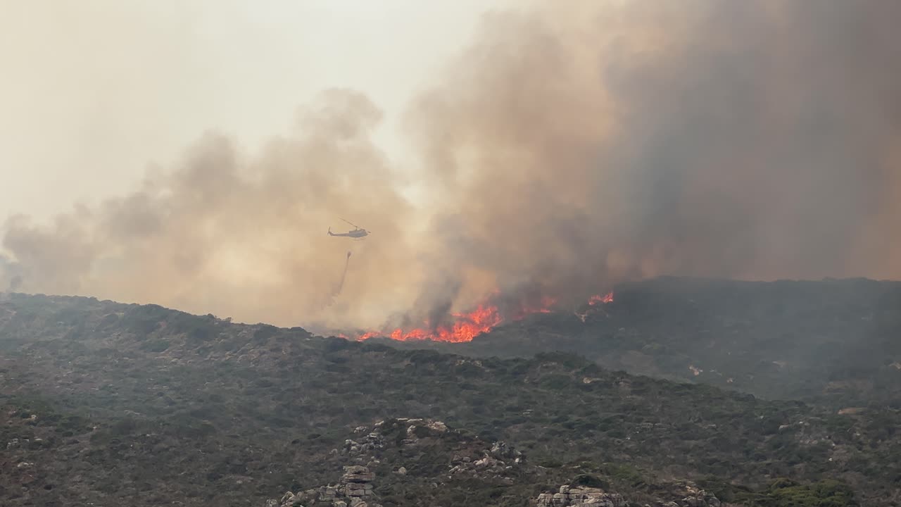 elicotteri antincendio che operano in caso di incendio