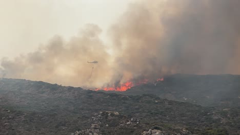 helicópteros de extinción de incendios que trabajan en incendios