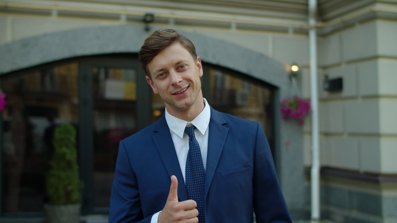 retrato de un hombre de negocios sonriente posando en la calle de la ciudad. hombre ejecutivo exitoso