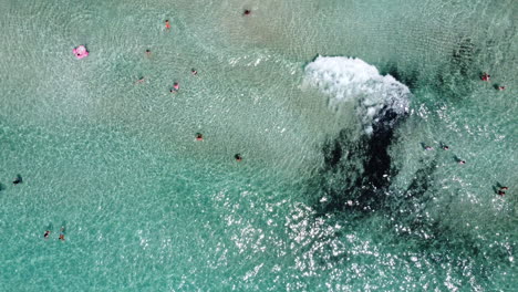 Wellen-Rollen-Mit-Schwimmern-Im-Seichten-Wasser-Am-Strand-Von-Falassarna,-Kreta