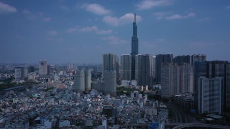 Panorama-Der-Skyline-Von-Ho-Chi-Minh-Stadt,-Des-Saigon-Flusses-Und-Von-Binh-Thanh-An-Einem-Sonnigen,-Klaren-Tag-Mit-Wahrzeichen-Aus-Einer-Drohnen-Kamerafahrt