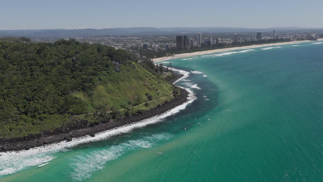 Vista dall'alto del Parco Nazionale di Burleigh Head nella città di Gold Coast, Queensland, Australia. Ripresa aerea con drone.