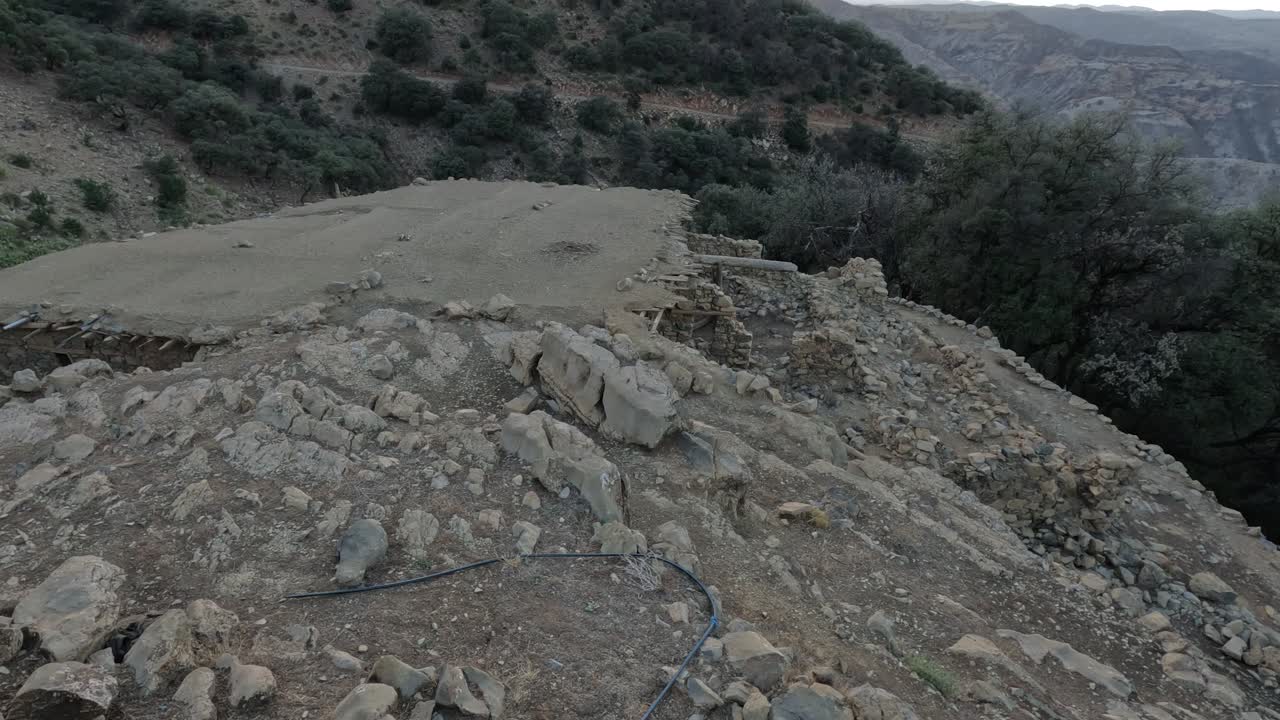 una casa de barro abandonada en el campo marroquí se erige como un testimonio silencioso de los efectos de la migración rural, retratando los paisajes y comunidades cambiantes