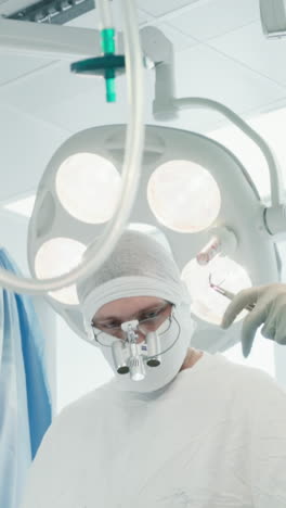 el equipo quirúrgico opera al paciente en la clínica. cirujanos cardiotorácicos cualificados participan en el proceso de cirugía de derivación de la arteria coronaria en la sala de operaciones