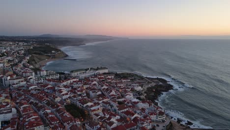 vista de drones del pueblo de ericeira durante la puesta de sol