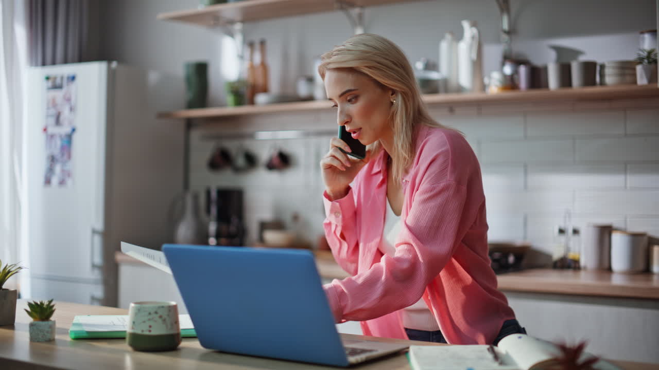 Online manager belt met smartphone om werkproblemen op afstand thuis op te lossen, close-up