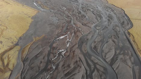 toma aérea de un sistema fluvial glacial en islandia que muestra patrones únicos