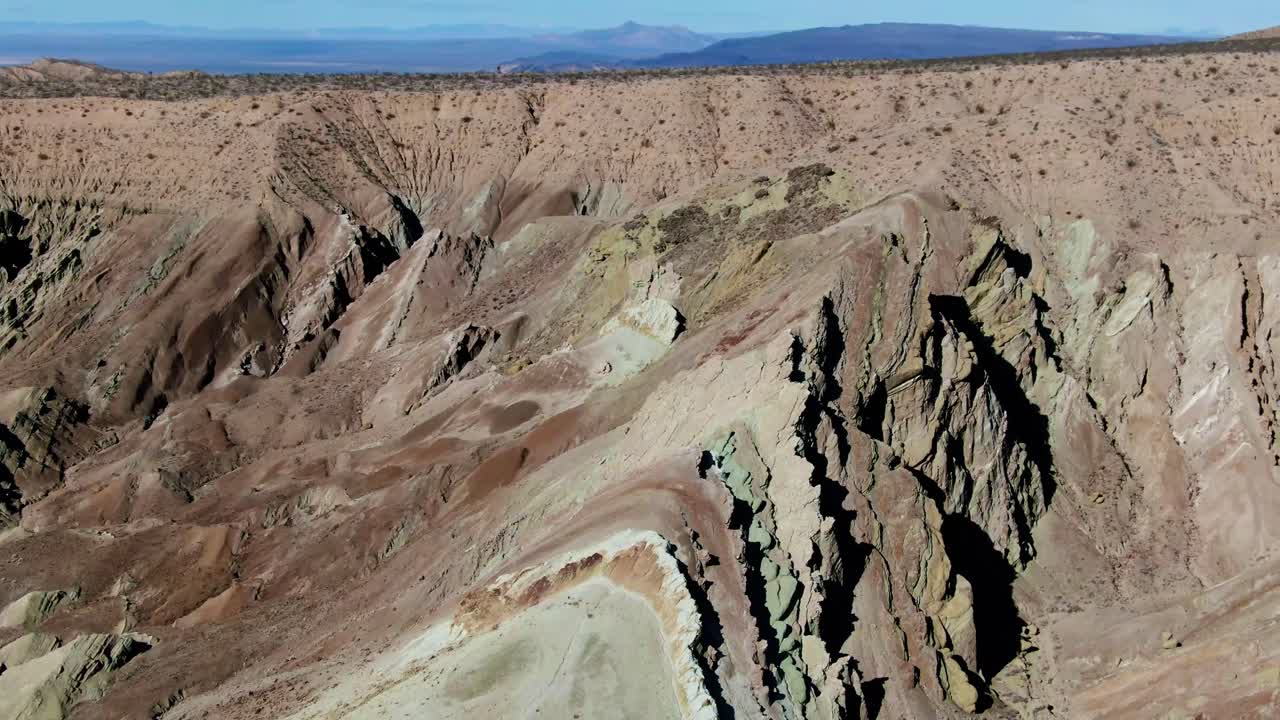 capas sedimentarias de la cuenca del arco iris visibles en grandes formaciones rocosas