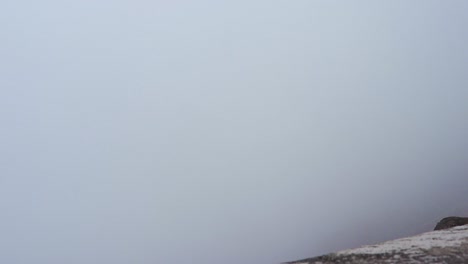 Schwere-Wolkenbewegungen-Mit-Himalaya-gebirgshintergrund-Am-Morgen-Aus-Einem-Flachen-Winkelvideo-Wird-Am-Sela-Pass-Tawang-Indien-Aufgenommen